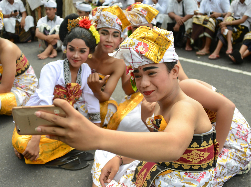 צעירים נערכים לחגיגות השנה החדשה גם בבאלי, אינדונזיה (צילום: AFP) (צילום: AFP)