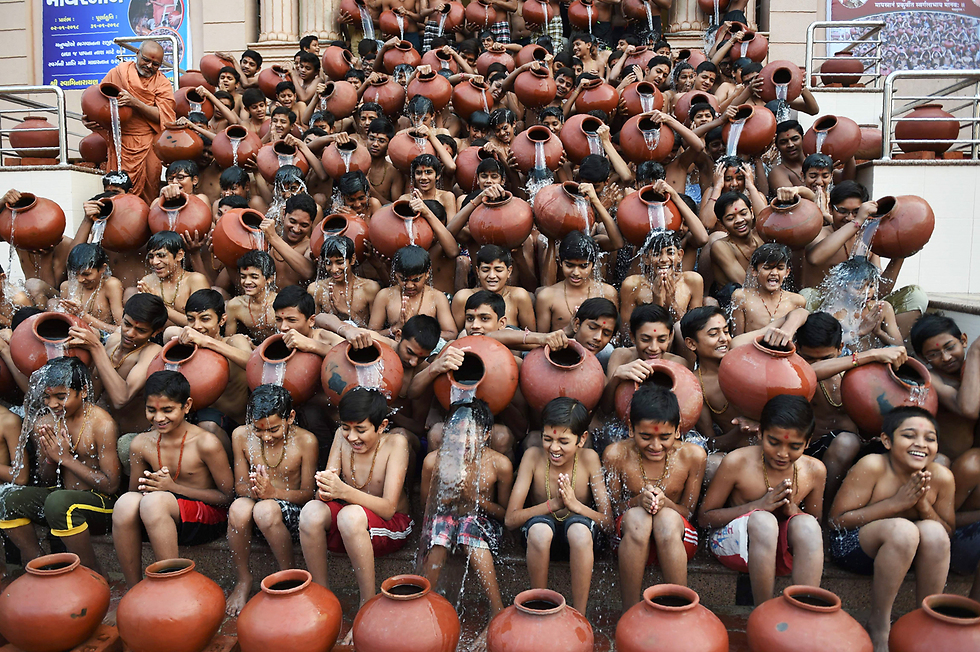 תלמידים בהודו נדרשו לחזק את הגוף על ידי מקלחת קרירה מדי יום למשך חודש (אפילו שיש להם גישה למים חמים) (צילום: AFP) (צילום: AFP)