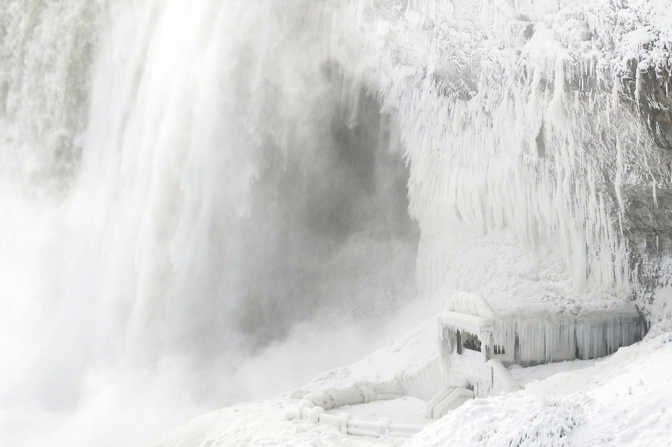 עמדות התצפית הפכו לקרח. מפלי הניאגרה באונטריו, קנדה, מתיישרים עם מזג האוויר המקפיא (צילום: AFP) (צילום: AFP)
