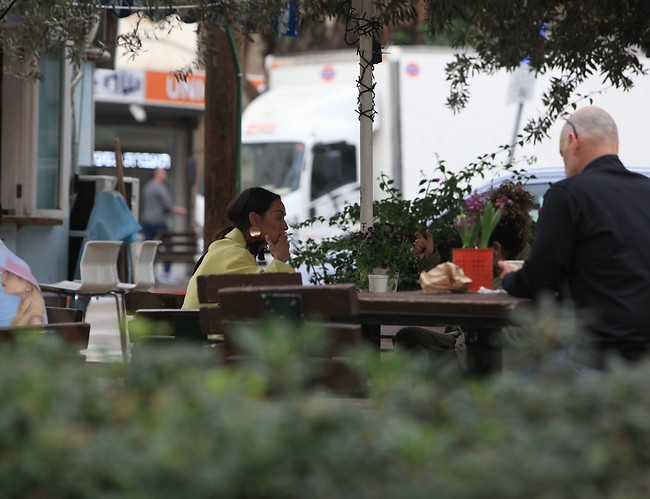 לשאוף ולנשום. אנה ארונוב מחששת (צילום: מוטי לבטון) לשאוף ולנשום. אנה ארונוב מחששת (צילום: מוטי לבטון)