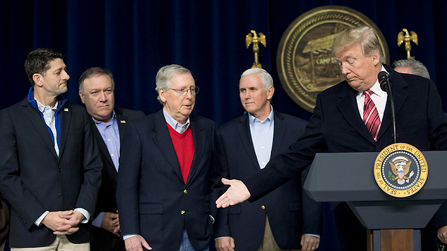 מימין לשמאל: טראמפ, סגנו פנס, מנהיג הרוב הרפובליקני בסנאט מקונל, ראש ה-CIA פומפאו ויו"ר בית הנבחרים ראיין (צילום: AP) (צילום: AP)