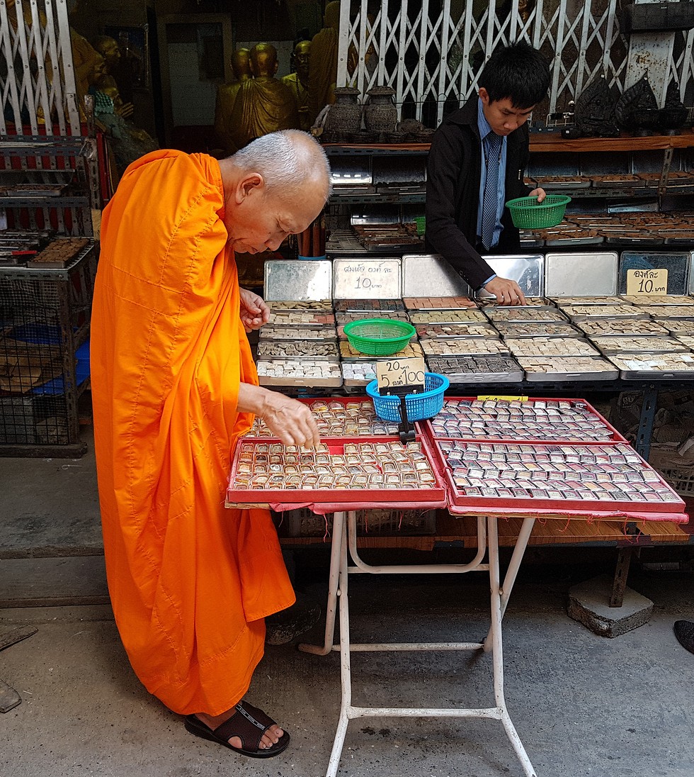 נזיר בודהיסטי בשוק הקמיעות (צילום: יואב קרן) (צילום: יואב קרן)