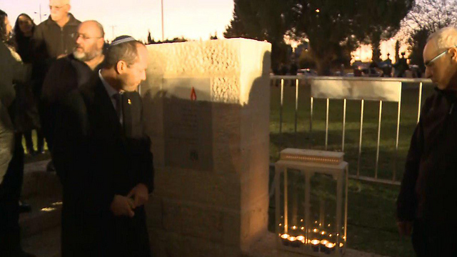 Jerusalem Mayor Barkat unveils the memorial for the victims (Photo: Ofer Meir)