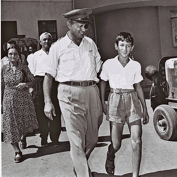 אסי דיין עם אביו, 1954. יעל דיין: "אני חושבת שהיחיד שהיה יכול להוציא את אסי מהמצב שבו הוא היה זה אבא שלנו"