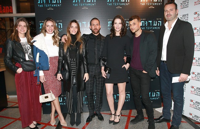 כל הגאנג. שמעון גרשון, אסי עזר, יעל גולדמן, אורי פפר, רותם סלע, מלי לוי ולירון ויצמן (צילום: ענת מוסברג) כל הגאנג. שמעון גרשון, אסי עזר, יעל גולדמן, אורי פפר, רותם סלע, מלי לוי ולירון ויצמן (צילום: ענת מוסברג)