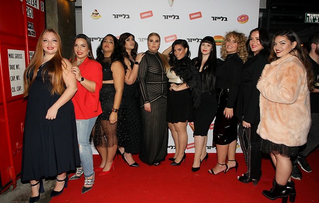 חסרים פה כמה חודשים בלוח. בנות הלוח (צילום: ראובן שניידר) חסרים פה כמה חודשים בלוח. בנות הלוח (צילום: ראובן שניידר)
