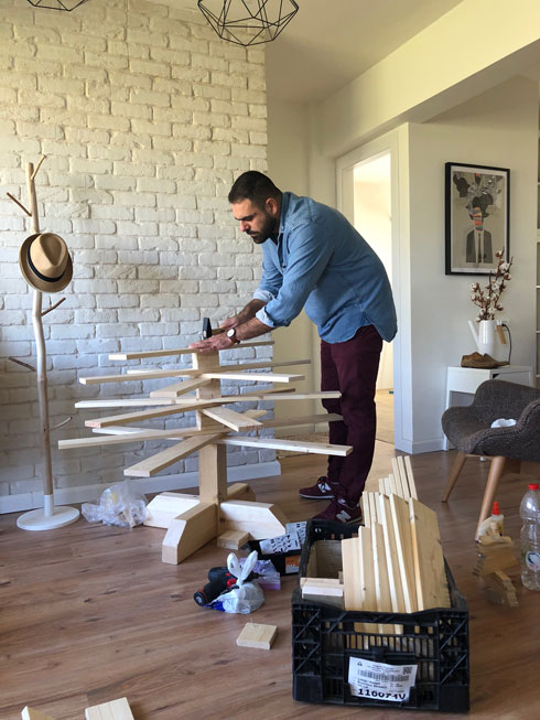 בונה עץ כריסמס בדירתו (צילום: יעקוב נוייסר)