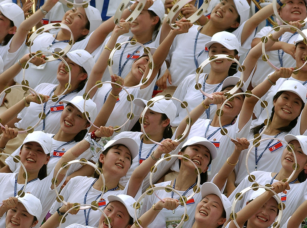 המעודדות הצפון קוריאניות נערכות למשחקים (צילום: AFP) (צילום: AFP)