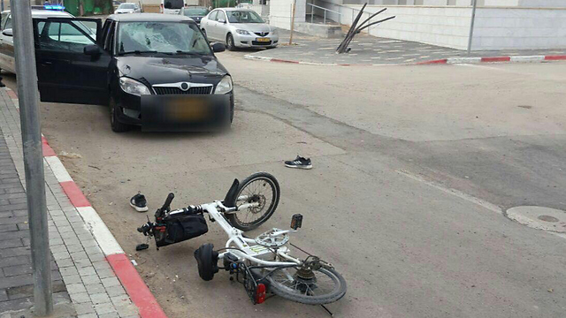 אופני הפצוע והרכב הפוגע בזירה ()