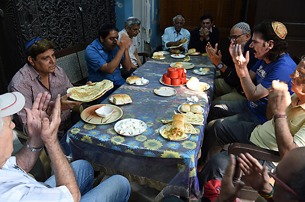 ארוחת הבוקר לאחר התפילה (צילום: AFP) (צילום: AFP)