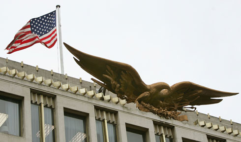 הנשר על בניין השגרירות שתכנן אירו סארינן (צילום: Gettyimages)
