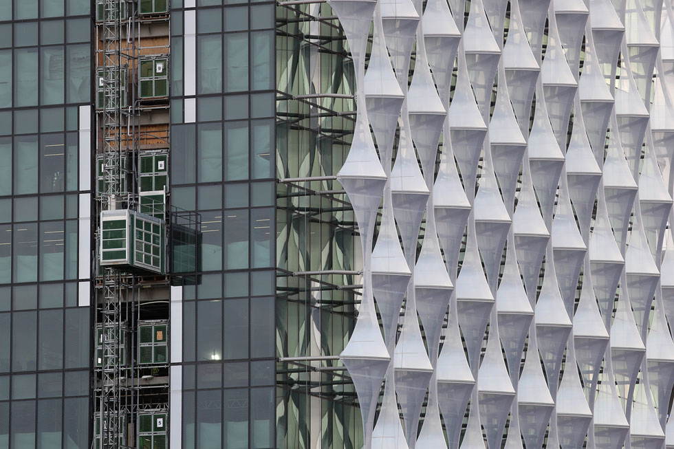 לוחות הזכוכית שמחפים את הבניין משלבים מערכות הצללה סולאריות שמעניקים למבנה חזית פיסולית (צילום: Gettyimages)