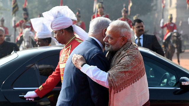 נתניהו צריך עוד תמונה של חיבוק. ראש הממשלה עם עמיתו ההודי (צילום: אבי אוחיון לע"מ) (צילום: אבי אוחיון לע