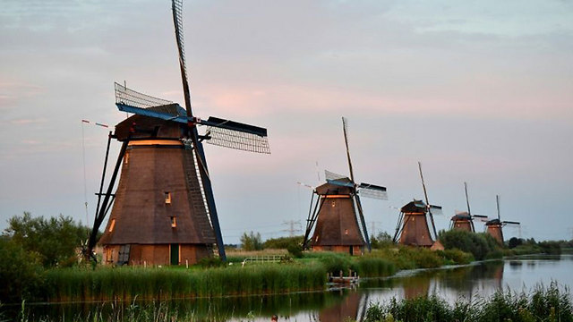 טחנות רוח בהולנד. 1,200 טחנות ברחבי המדינה ()