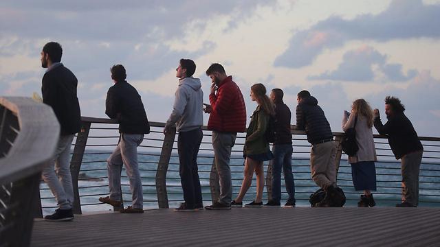 מבלים בנמל תל אביב (צילום: מוטי קמחי) (צילום: מוטי קמחי)