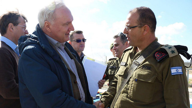 Col. Attila met with representatives from international organizations near Kerem Shalom