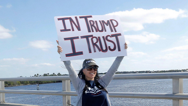 "בטראמפ אני שמה את מבטחי". תומכת של הנשיא האמריקני ליד אחוזתו בפלורידה (צילום: רויטרס) (צילום: רויטרס)