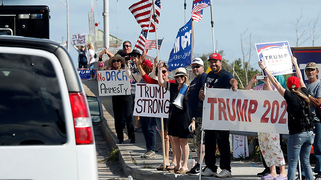מפגינים בעד טראמפ ליד האחוזה בפלורידה (צילום: רויטרס) (צילום: רויטרס)