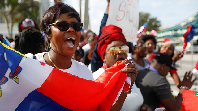 כינה את ארצם "מדינה מחורבנת". אזרחי האיטי מפגינים נגד טראמפ בפלורידה (צילום: רויטרס) (צילום: רויטרס)