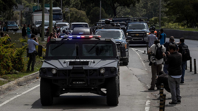 כוחות הביטחון בדרך לבית (צילום: EPA) (צילום: EPA)