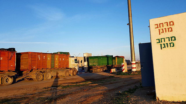 Trucks at the Kerem Shalom crossing (Photo: Roee Idan)