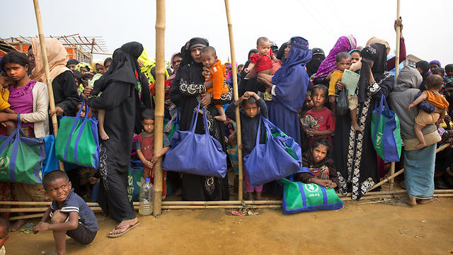 "צמים ומתפללים לאללה". מחנה פליטים בבנגלדש (צילום: AP) (צילום: AP)