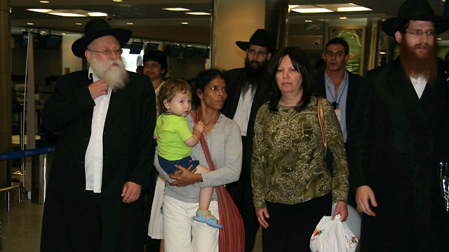 Moshe Holtzberg arriving in Israel in 2008 with nanny Sandra Samuel (Photo: Boaz Arad)