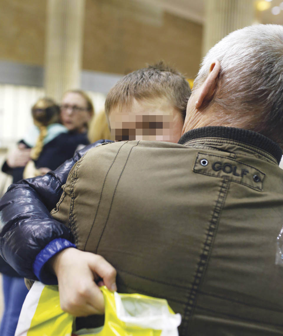 Дедушка встречает мальчика в аэропорту Бен-Гурион: семья воссоединилась