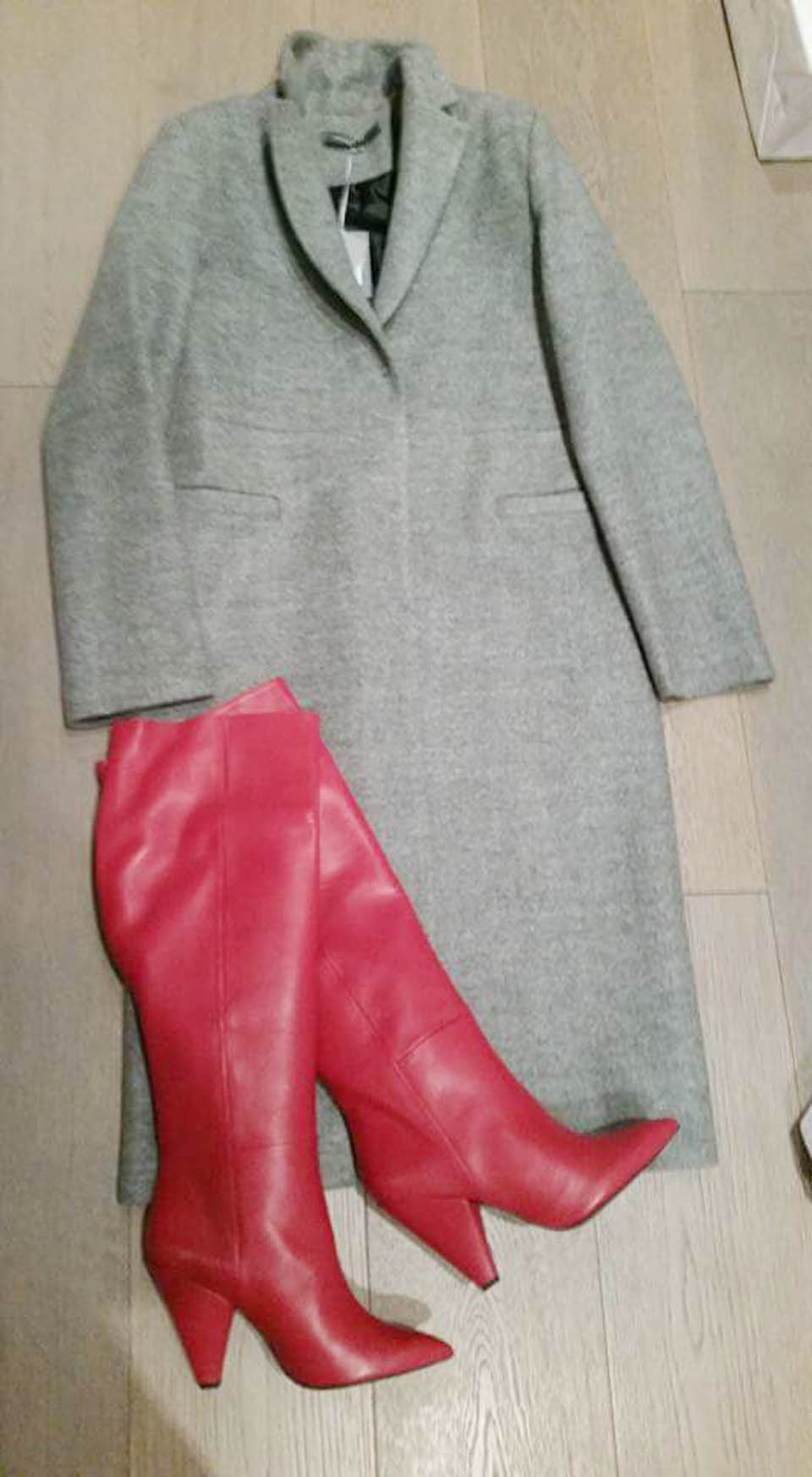 Красные кожаные сапоги Contigo. Цена: 127€. Серое шерстяное пальто Sandro Ferrone. Цена: 119€