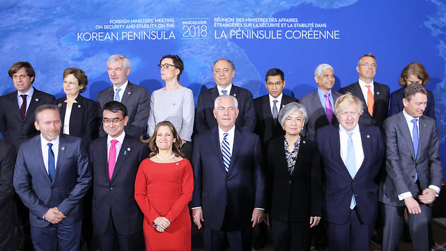 South Korean Foreign Minister Kang Kyung-wha (3rd from R, front), Tillerson (C, front) and other top diplomats from 16 countries take a group photo during the Vancouver meeting (Photo: EPA)
