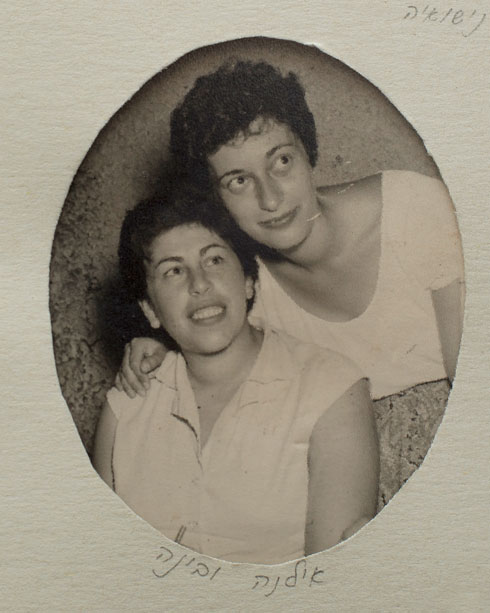 תמונה מהאלבום המשפחתי: בינה דיבון (משמאל) עם אחותה אילנה ז"ל. "חוסר אונים נוראי" (צילום רפרודוקציה: יובל חן)