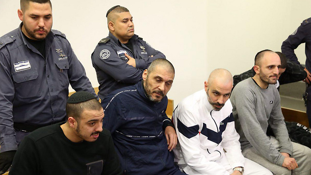 ארבעה מהמורשעים בתקיפה באיכילוב בבית המשפט (צילום: מוטי קמחי) (צילום: מוטי קמחי)