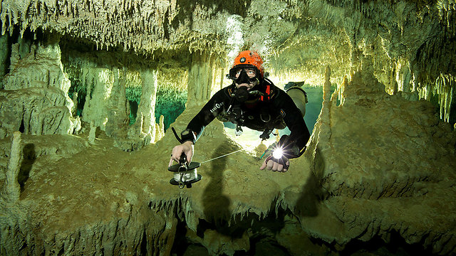 צוללן במערה (צילום: רויטרס) (צילום: רויטרס)