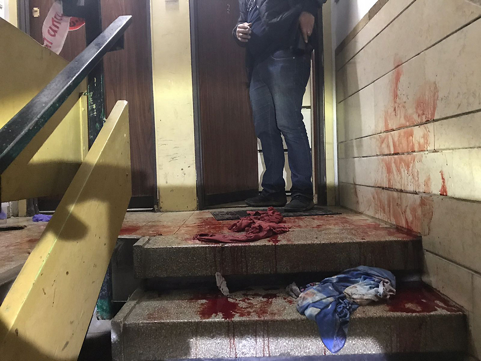 זירת הרצח בחדר המדרגות (צילום: דוברות המשטרה) (צילום: דוברות המשטרה)