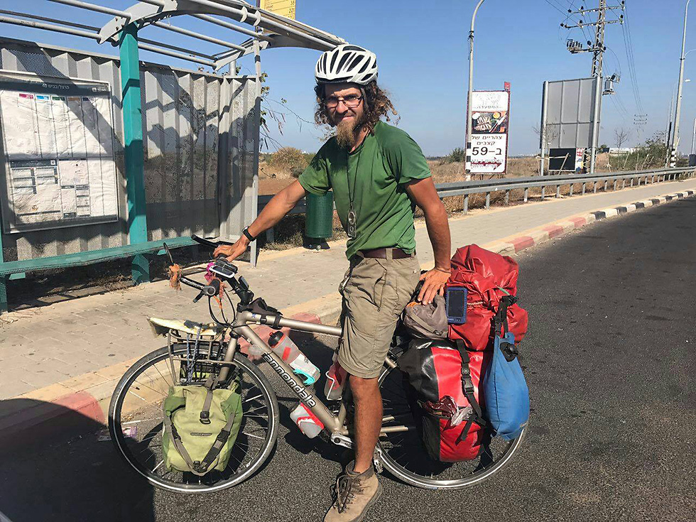 אוליבר מקאפי על האופניים. התחיל לטייל בצפון והגיע לאזור מצפה רמון ()