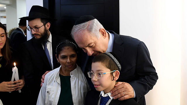 Moshe Holtzberg returns to Chabad House in Mumbai with his nanny Sandra Samuel and Prime Minister Netanyahu (Photo: Gov. Press Office)
