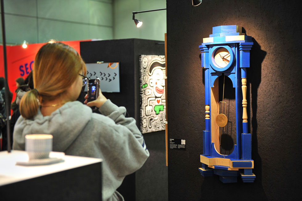 מול שעון של בן ברוידא. בתערוכה הציגו זה לצד זה מדינות שונות, חברות גדולות, מעצבים צעירים וסטודיות בוטיק לעיצוב (צילום: Jongwoo Hong)