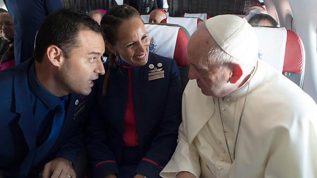 האפיפיור פרנסיסקוס עם זוג הדיילים שחיתן - פאולה פודסט וקרלוס סיופארדי (צילום: MCT  ) (צילום: MCT  )