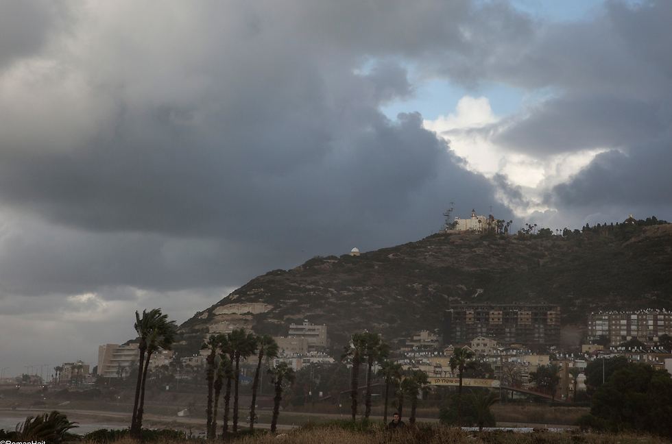 מבט אל חיפה ביום הסערה (צילום: רומן חאיט) (צילום: רומן חאיט)