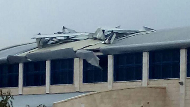 נזק נגרם לגג של אולם ספורט בנס ציונה ()