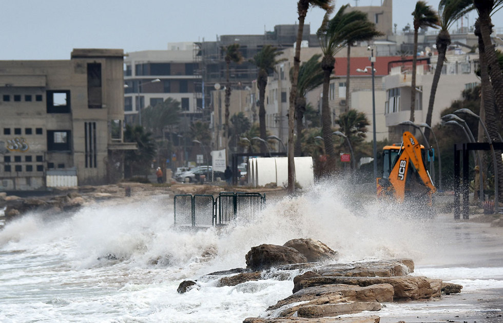 הסערה בחוף בת גלים בחיפה. נגרמו נזקים לתחנות הצלה (צילום: מונט גלפז) (צילום: מונט גלפז)