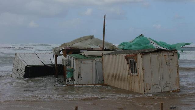 נזקים שנגרמו למבנים בחוף הים בתל אביב (צילום: מוטי קמחי) (צילום: מוטי קמחי)