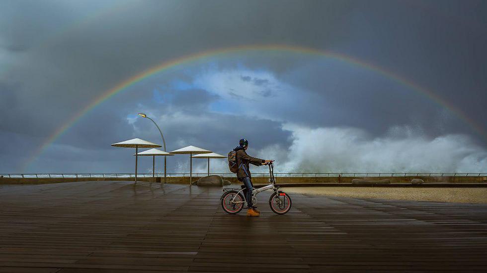 קשת בסערה בנמל תל אביב (צילום: רם יוסי קרת) (צילום: רם יוסי קרת)