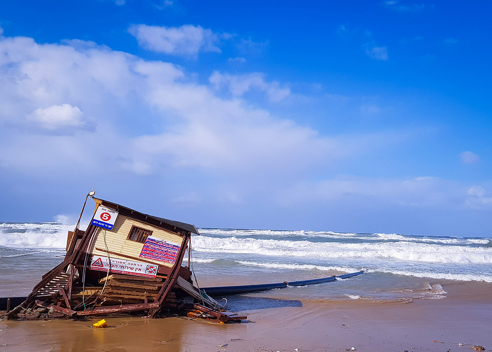 הגלים שטפו את סוכת המציל בחוף אשקלון (צילום: יונתן פורמן) (צילום: יונתן פורמן)