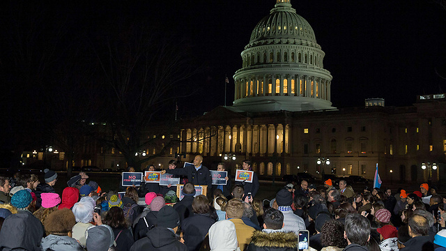 מחוץ לסנאט בסוף השבוע (צילום: AFP) (צילום: AFP)