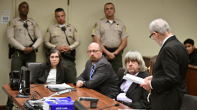 ההורים המרעיבים בבית המשפט. הואשמו בשורה ארוכה של עבירות התעללות ועינויים (צילום: AP) (צילום: AP)