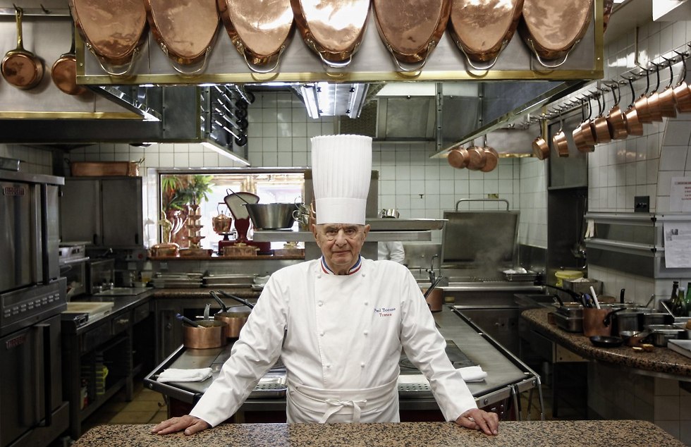 פול בוקוז באחד ממטבחי מסעדתו (צילום: AP) (צילום: AP)