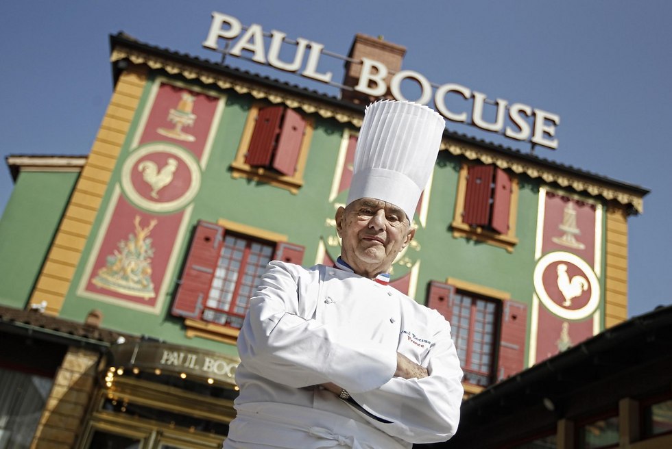 פול בוקוז בכניסה למסעדתו בליון שבצרפת (צילום: AP) (צילום: AP)