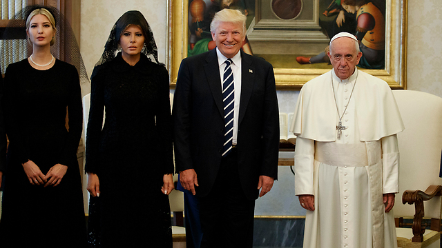 טראמפ והאפיפיור פרנציסקוס, לצד מלניה ואיוונקה (צילום: AP) (צילום: AP)