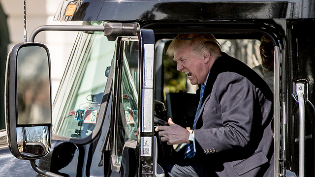 בפגישה עם נהגי משאיות בחצר הבית הלבן (צילום: AP) (צילום: AP)